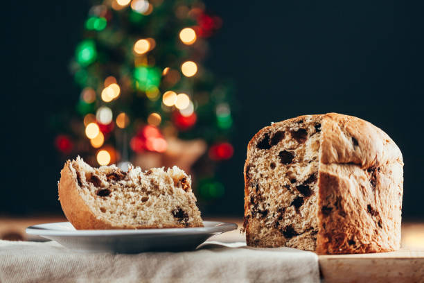 tort bożonarodzeniowy panettone i ozdoby świąteczne. - fruitcake christmas cake cake raisin zdjęcia i obrazy z banku zdjęć