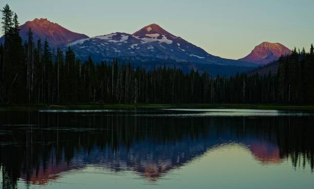 le tre sorelle incredibili - mountain alpenglow glowing lake foto e immagini stock