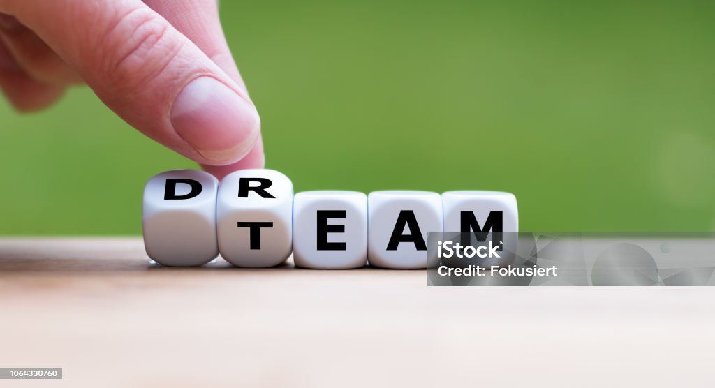 Hand würfelt und ändert das Wort "Traum" in "Team" - Lizenzfrei Zusammenarbeit Stock-Foto