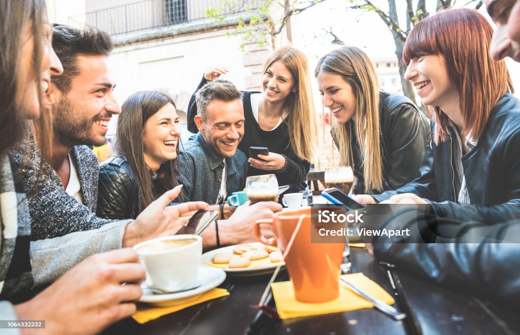 Glückliche Freunde reden und Spaß haben mit Mobile Smartphones im Restaurant trinken Cappuccino und heißen Tee - junge Menschen zusammen in der Cafeteria - Freundschaft-Konzept mit Männern und Frauen an Kaffee-bar - Lizenzfrei Freundschaft Stock-Foto