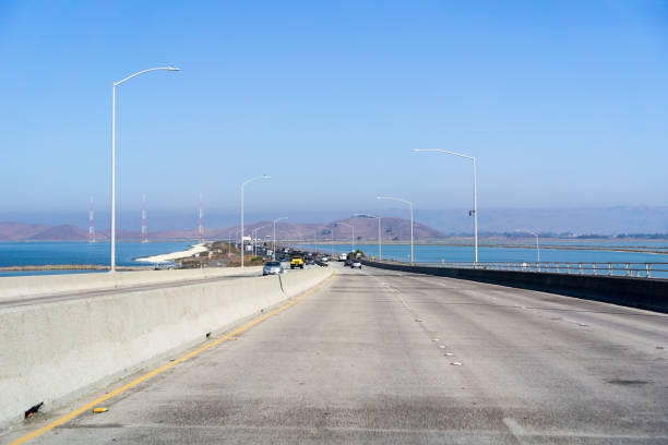 podróż na moście dumbarton, obszar zatoki san francisco - crossing east driving transportation zdjęcia i obrazy z banku zdjęć