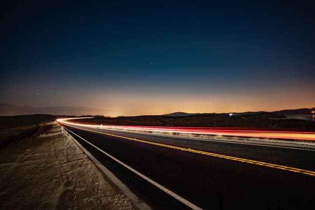 пустынная дорога с движением - desert road road highway california стоковые фото и изображения