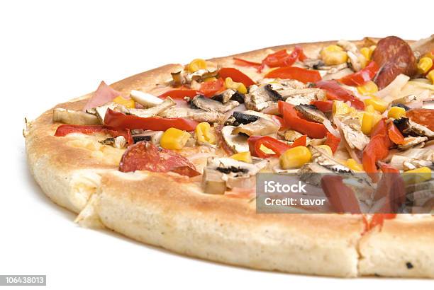 Foto de Pizza De Presunto Cogumelos Pimentão E Milho e mais fotos de stock de Alimentação Não-saudável - Alimentação Não-saudável, Assado no Forno, Branco