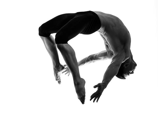 uomo moderno ballerina danza di ginnastica salti acrobatici - dancer jumping ballet dancer ballet foto e immagini stock