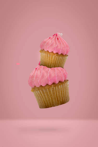 muffins auf rosa hintergrund, minimale konzept idee für silvester, weihnachten fliegen holliday - muffin cake isolated small stock-fotos und bilder