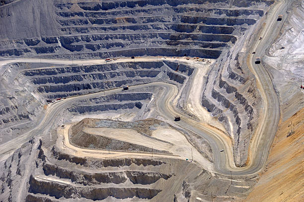 close-up of abierto pit mina de cobre - tailings fotografías e imágenes de stock