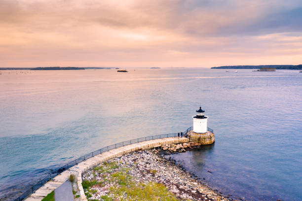 lumière de brise-lames de portland dans le maine - travel maine coast region lighthouse lighting equipment photos et images de collection