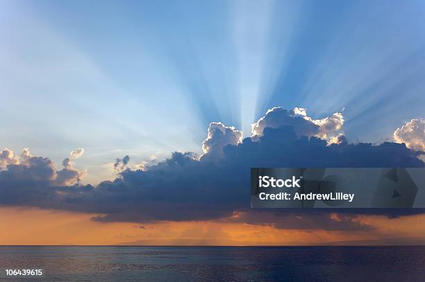 Promień Słońca Z Chmury - zdjęcia stockowe i więcej obrazów Every Cloud Has A Silver Lining - powiedzenie angielskie - Every Cloud Has A Silver Lining - powiedzenie angielskie, Bez ludzi, Bezchmurne niebo