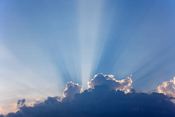 raio de sol de nuvens - every cloud has a silver lining imagens e fotografias de stock