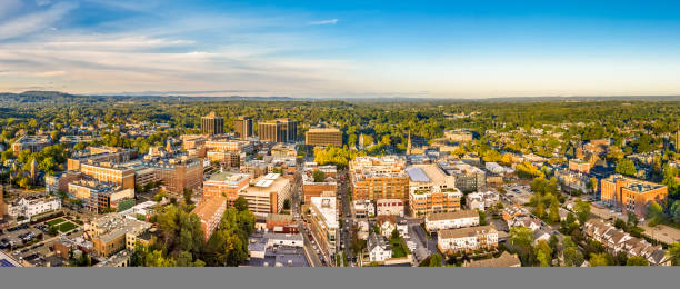 vista aérea da cidade de morristown, new jersey - nova jersey - fotografias e filmes do acervo