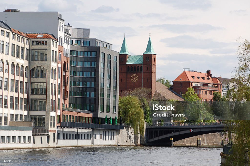 Edifício de escritórios em Berlim sobre o Rio Spree - Royalty-free Charlottenberg Foto de stock
