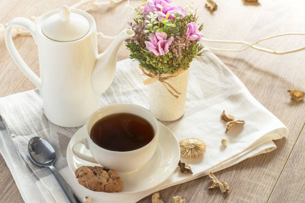 schwarzer tee und leckere kekse zum frühstück - english breakfast tea stock-fotos und bilder