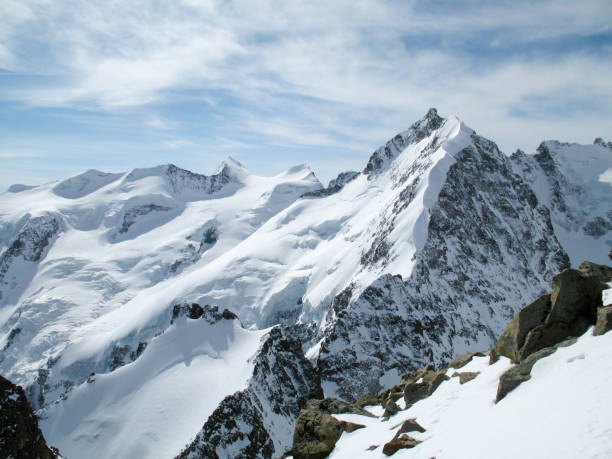 gorgeuous alpine hochgebirgslandschaft in den schweizer alpen mit den berühmten biancograt grat in der mitte - biancograt stock-fotos und bilder
