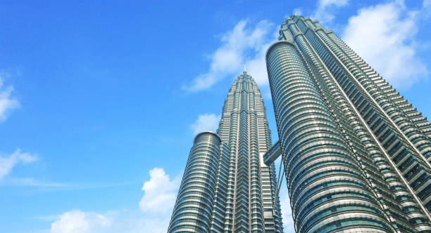 malaisie, kuala lumpur - 16 octobre 2018. les tours jumelles de petronas sur fond de ciel. plus hauts gratte-ciel du monde jusqu’en 2004 - business malaysia photos et images de collection