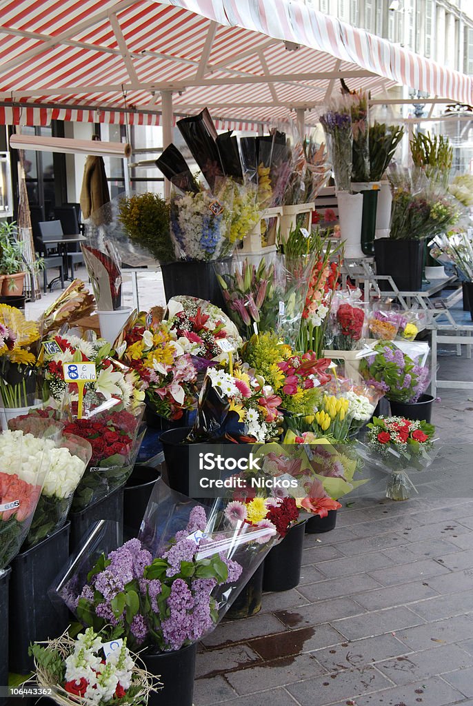 に花市場のブース。ニースます。フランス - ニースのロイヤリティフリーストックフォト