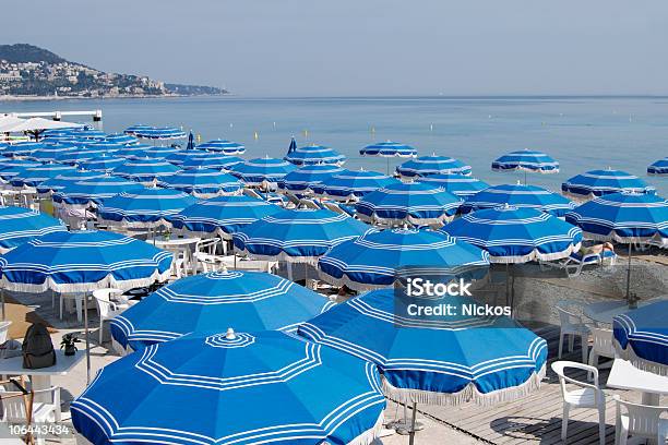 Praia Guardachuvas Em Nice Côte Dazurfranceregionskgm A França - Fotografias de stock e mais imagens de Nice - França