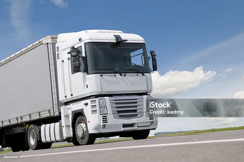 Nahaufnahme Lkw-Lkw auf der Straße - Lizenzfrei Anhänger Stock-Foto