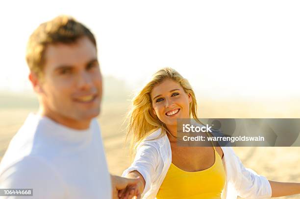 Foto de Divertido Casal e mais fotos de stock de 20 Anos - 20 Anos, Adulto, Alegria