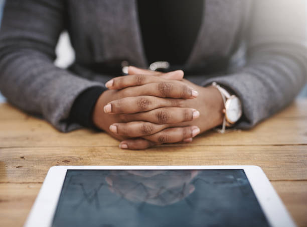 技術と彼の側で、彼は常にビジネスを処理する準備ができて - hands clasped men table computer ストックフォトと画像