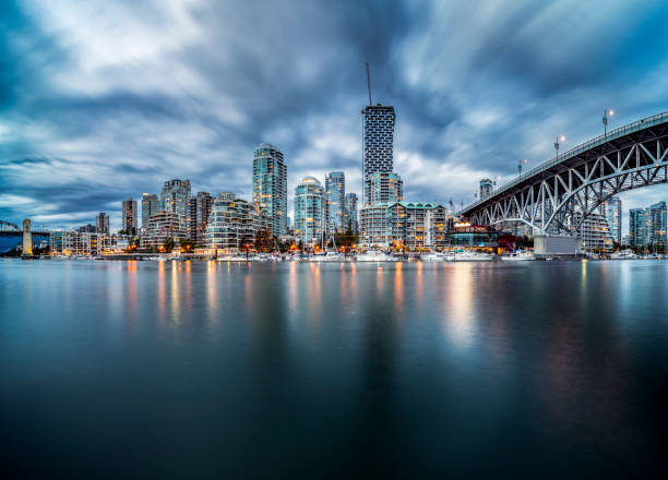 폭풍 구름 아래에서 그 랜 빌 다리와 함께 밴쿠버 물가 스카이 라인 - vancouver skyline canada panoramic 뉴스 사진 이미지