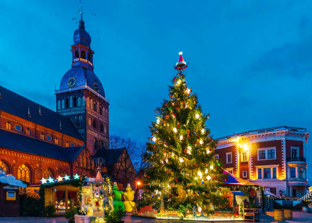 mercado de natal árvore brilhante perto de catedral de riga - riga baltic countries europe night - fotografias e filmes do acervo