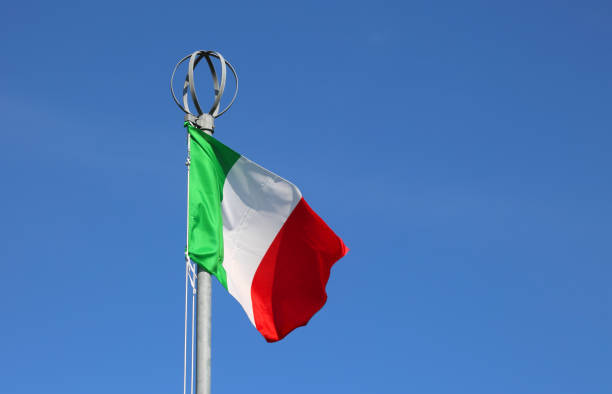 bandiera italiana ondeggia sul cielo blu - torino udinese foto e immagini stock