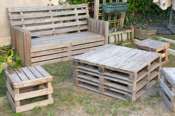 recyklingu drewna palet zrobić usiąść na ogrodzie domu - bench park bench park wood zdjęcia i obrazy z banku zdjęć