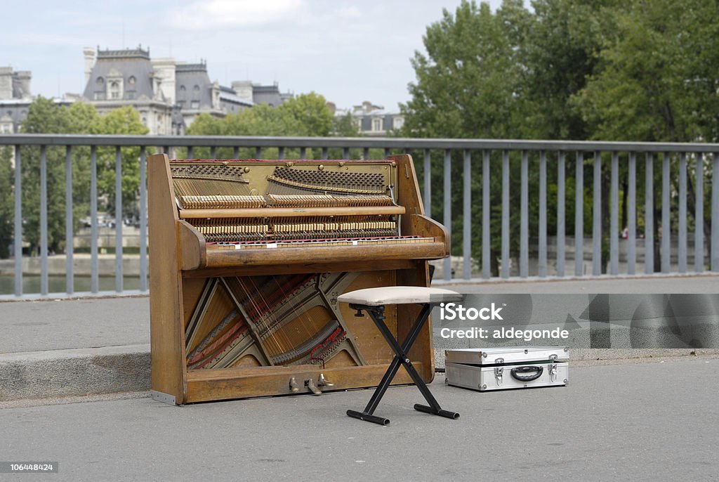 Solitario pianoforte - Foto stock royalty-free di Pianoforte