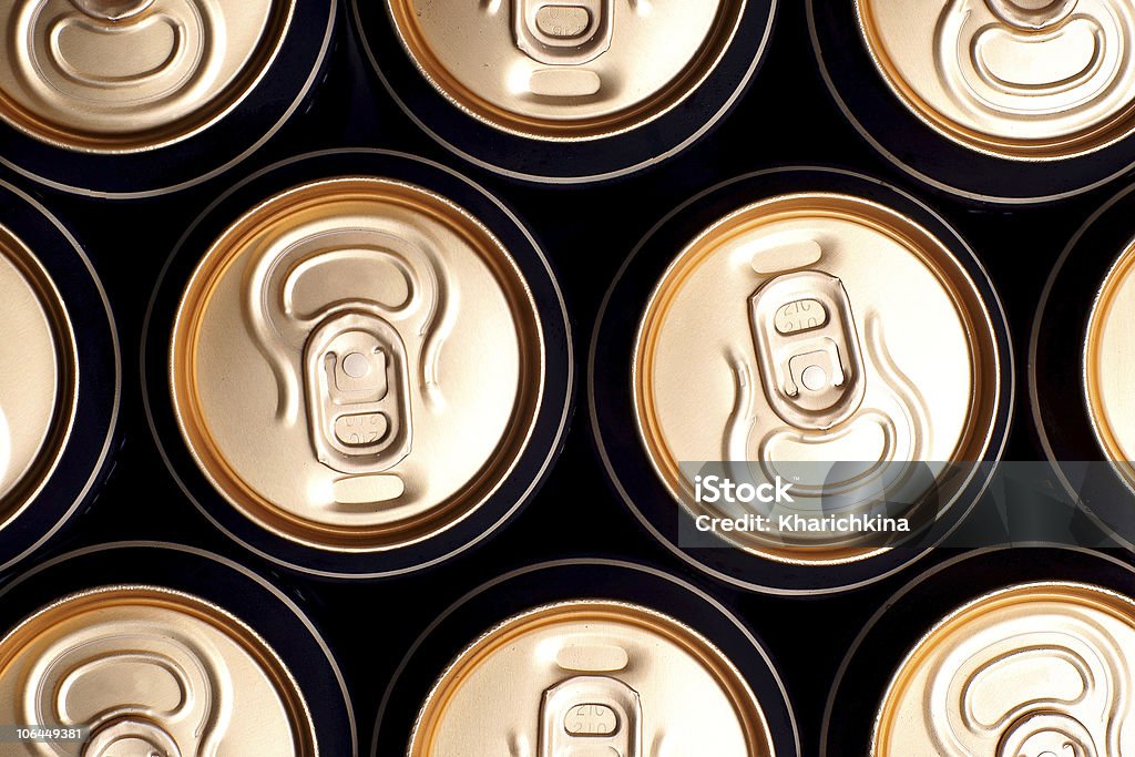 ソーダ/ビール缶 - いっぱいになるのロイヤリティフリーストックフォト