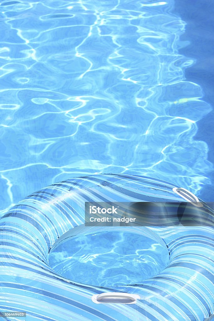 Anilha de borracha Flutuar na piscina ao ar livre - Royalty-free Azul Foto de stock