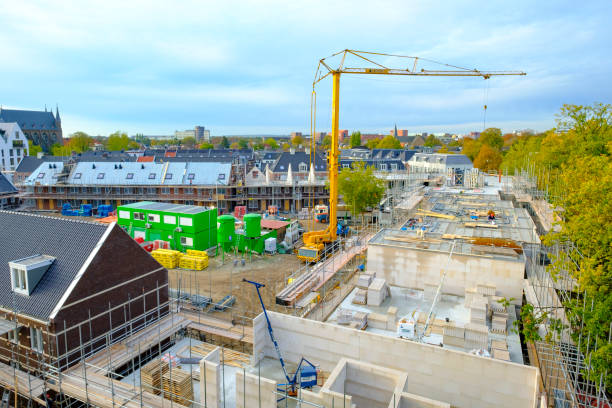 construction de logements des maisons nouvellement construites sur un chantier de construction dans la ville de zwolle, aux pays-bas. - toughness endurance built structure architectural styles photos et images de collection