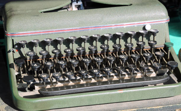 フリー マーケットでの販売のためのタイプライター - typebar typewriter key 1940s style typewriter ストックフォトと画像