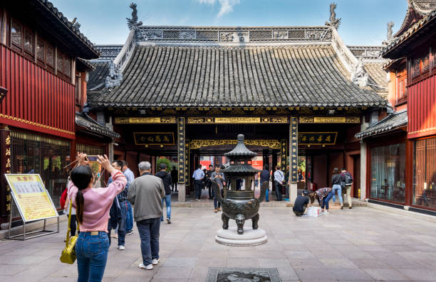 en el templo de dios 600 años de edad ciudad, shanghai, china - asian culture traditional culture chinese culture antiquities fotografías e imágenes de stock