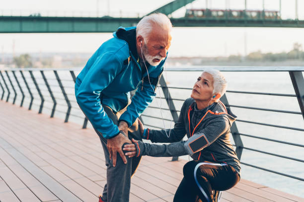 lesão desportiva no treinamento - senior couple audio - fotografias e filmes do acervo