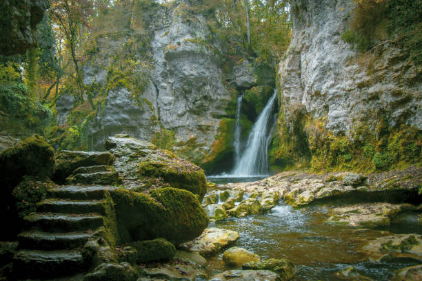 rivière, grotte et cascade. tourisme en suisse, vaud tine de conflens - tine photos et images de collection