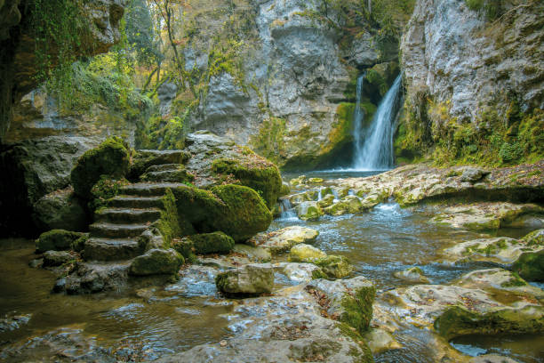 fluss, grotte und wasserfall. tourismus in der schweiz, tine de conflens waadt - tine stock-fotos und bilder