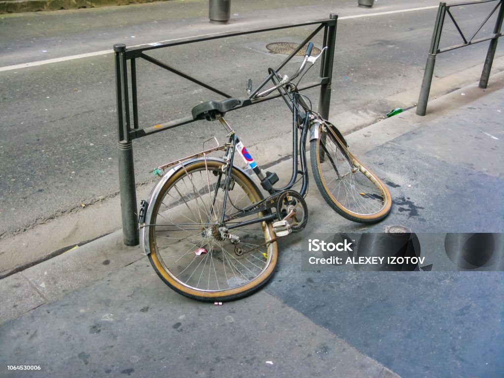 Kapotte Fiets Stockfoto En Meer Beelden Van Fiets - Fiets, Gebroken, Verlaten - Slechte Staat - Istock