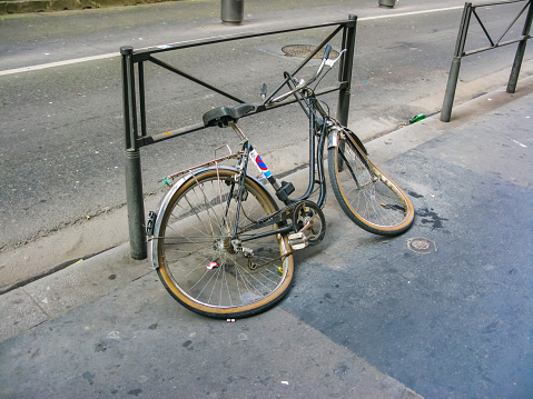 broken bike thrown on lyon street