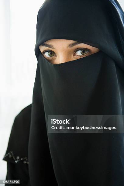 Retrato De Una Mujer De Medio Oriente Foto de stock y más banco de imágenes de Burka - Burka, Hiyab, Nikab