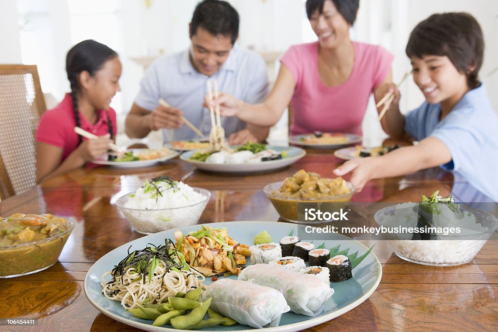Famiglia godendo il pasto a casa - Foto stock royalty-free di 10-11 anni