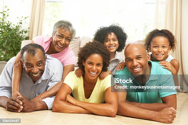 Foto de Família Alargada Relaxando Em Casa e mais fotos de stock de 30 Anos - 30 Anos, 60 Anos, 70 anos