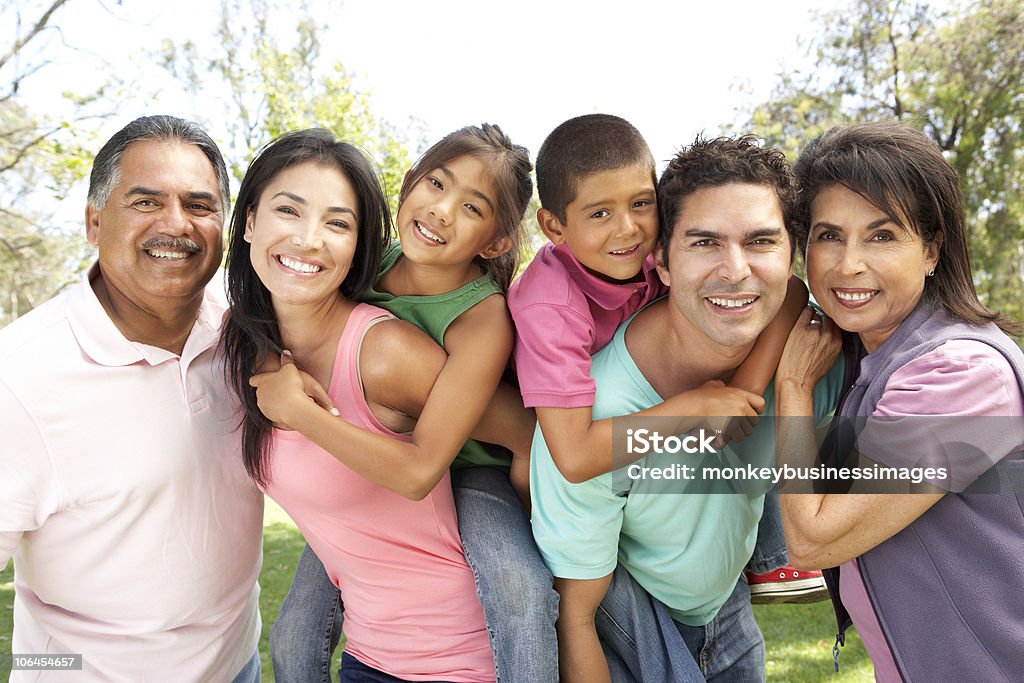 拡張家族のグループ公園 - ラテンアメリカ人およびラテン系アメリカ人のロイヤリティフリーストックフォト