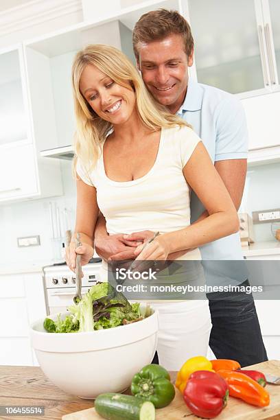 Par Preparar Una Ensalada En Moderna Cocina Foto de stock y más banco de imágenes de Comer - Comer, Plato de comida, Tercera edad