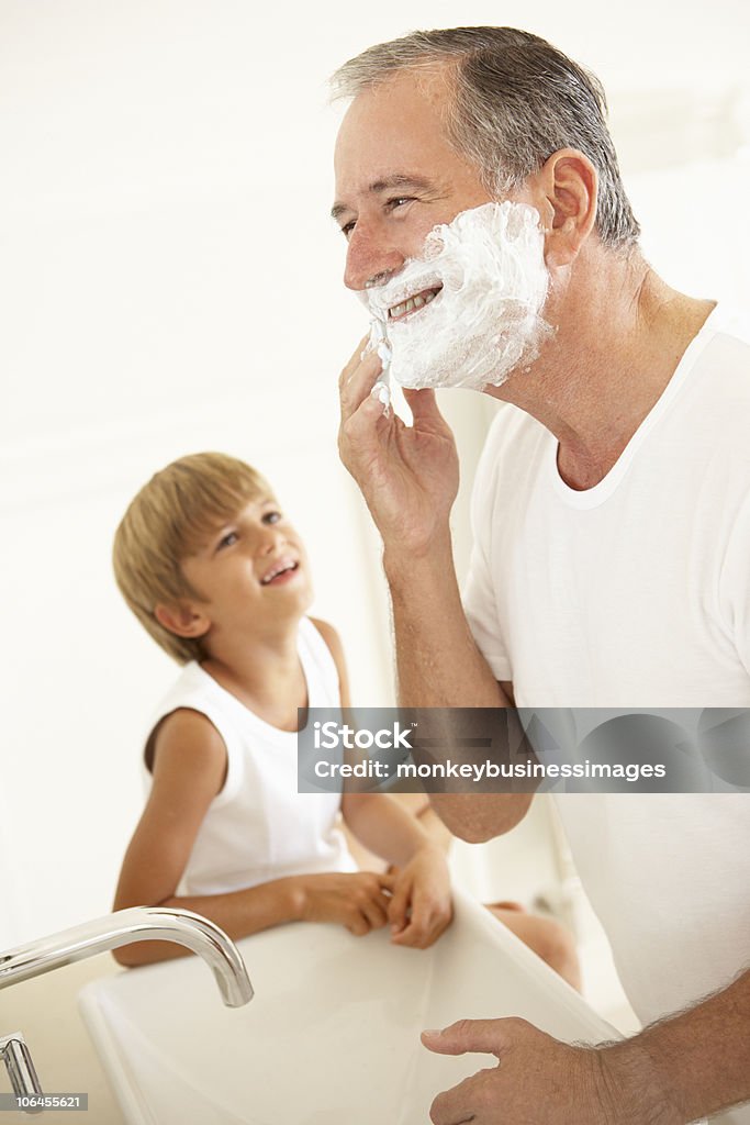 Enkel Watching Großvater Rasieren - Lizenzfrei 6-7 Jahre Stock-Foto