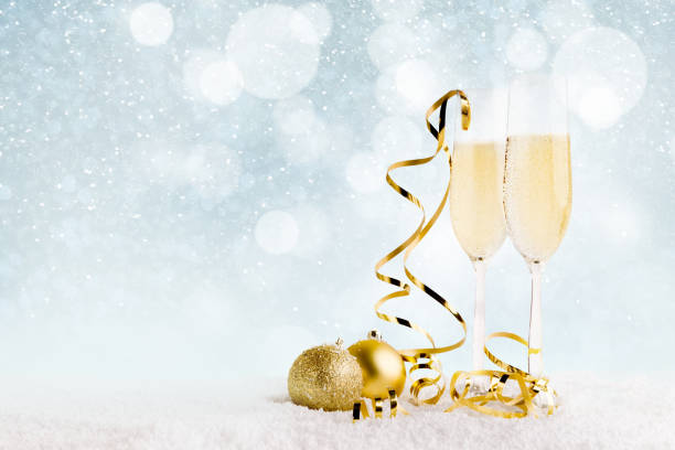 nouvel an fond avec flûtes à champagne - wine christmas alcohol evening ball photos et images de collection