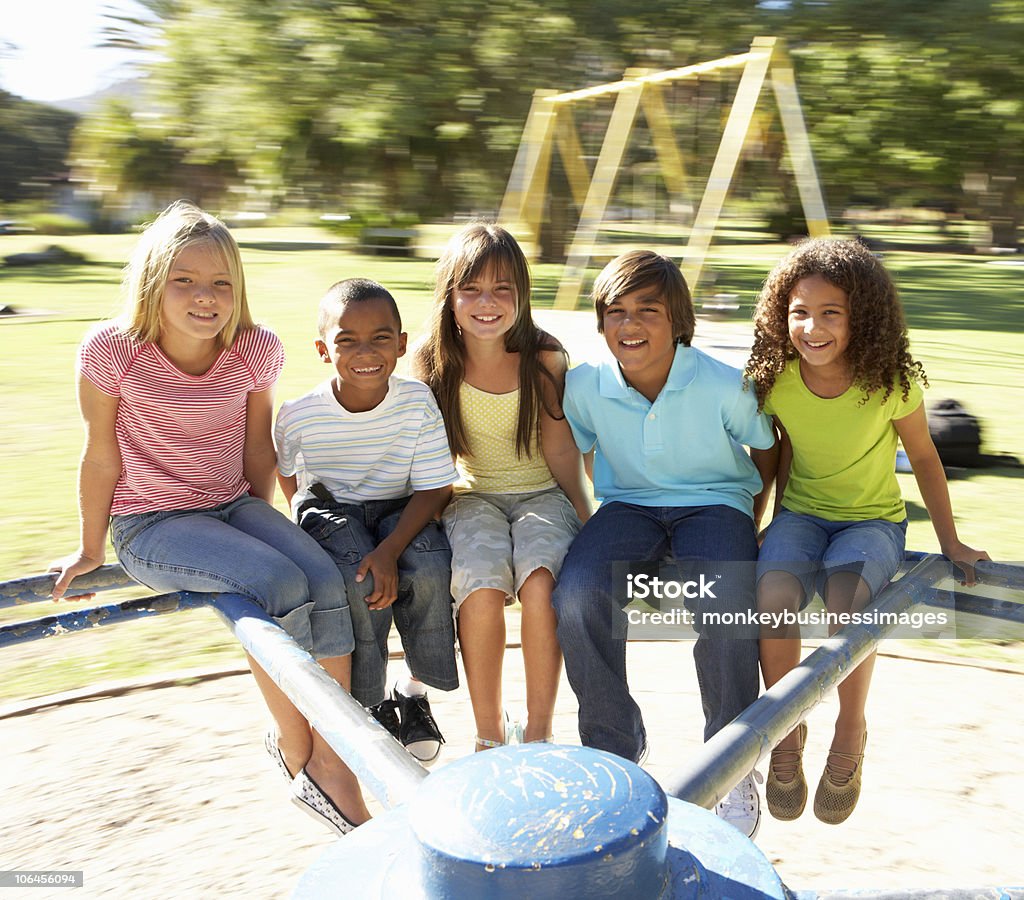 Crianças dirigindo Na rotunda no parque infantil - Royalty-free Girar Foto de stock