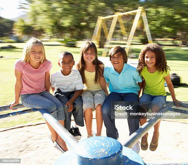 Crianças Dirigindo Na Rotunda No Parque Infantil - Fotografias de stock e mais imagens de Girar - Girar, Parque Infantil, 6-7 Anos