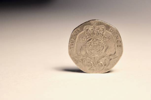 двадцать пенсов - twenty pence coin стоковые фото и изображения