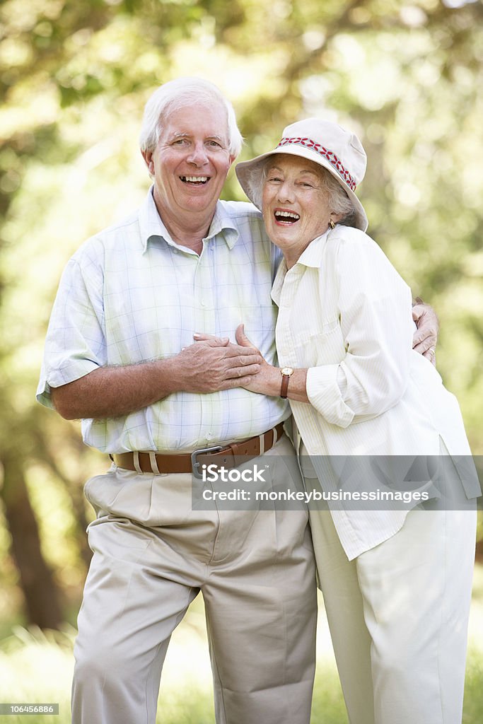 Senior Pareja caminando en el parque - Foto de stock de 60-69 años libre de derechos