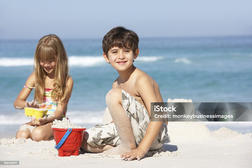 Enfants de construire des châteaux de sable sur la plage pour les fêtes - Photo de 4-5 ans libre de droits